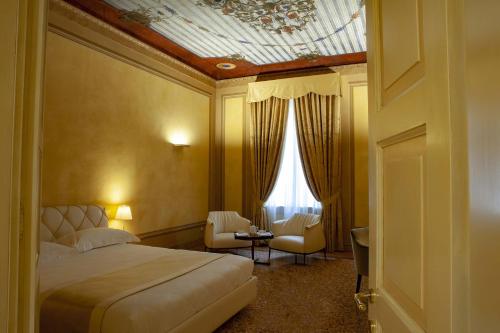 Deluxe Double Room image 2