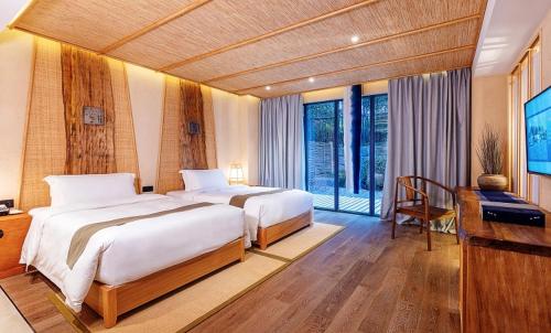 Transcendence Hot Spring Resort Set in a prime location of Chengdu, Transcendence Hot Spring Resort puts everything the city has to offer just outside your doorstep. Offering a variety of facilities and services, the property provid
