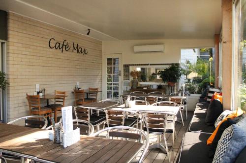 Nightclub, Prom Country Lodge in Foster