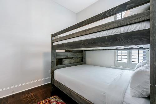 Modern Spacious Townhouse with Luxury Amenities - image 5