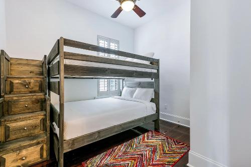 Modern Spacious Townhouse with Luxury Amenities - image 6