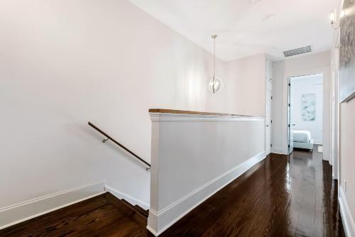 Modern Spacious Townhouse with Luxury Amenities - image 7
