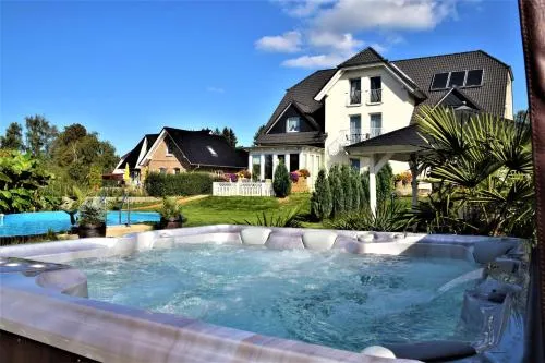 Fewo Traum, 4-Sterne FeWo's mit Pool und Whirlpool, Grillecke und neuem gemütlichen Pavillon im Garten, am Achterwasser mit Badestrand, wenige Autominuten bis zur Ostsee, Überweisung oder Bar akzeptiert in Neppermin, Deutschland