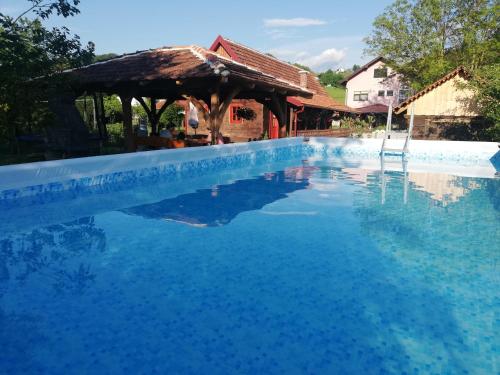 Pod orehom drvena kuća i sauna (Pod orehom drvena kuca i sauna) in กราปินา