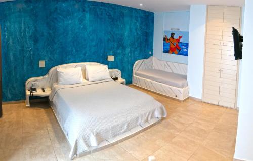 1 double bed, 1 twin bed