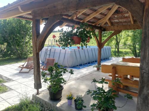 Pod orehom drvena kuća i sauna (Pod orehom drvena kuca i sauna) in กราปินา