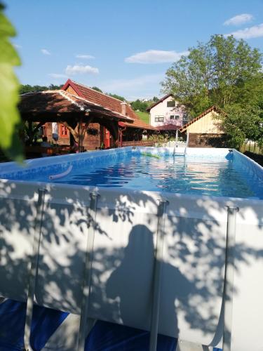 Pod orehom drvena kuća i sauna (Pod orehom drvena kuca i sauna) in กราปินา