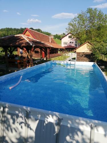 สระว่ายน้ำ, Pod orehom drvena kuća i sauna (Pod orehom drvena kuca i sauna) in กราปินา