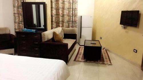 2 twin beds, 1 sofa bed