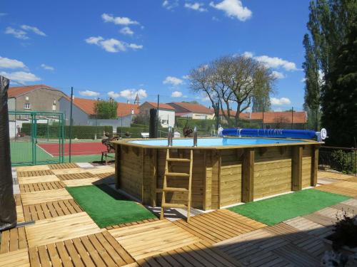Modern Holiday Home in Gondrecourt-le-Chateau with Jacuzzi gîte à louer Bois de Herméville