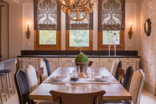 Restaurant, Villa Mantilari Wine Estate 7 Apartments 2 Private Pools 1 Heated Tennis Court Fitness Center in Nikos Kazantzakis