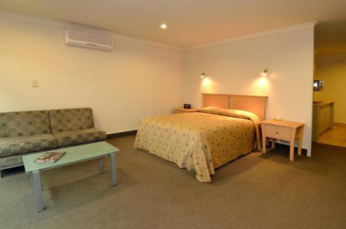 Senator Motor Inn The 4-star Senator Motor Inn offers comfort and convenience whether youre on business or holiday in Gisborne. The hotel has everything you need for a comfortable stay. Dry cleaning, newspapers, lugga