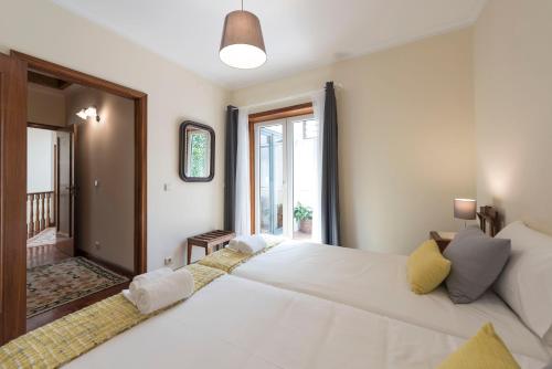 LovelyStay - Heritage Collection House with 4Bedrooms & free private parking - image 5