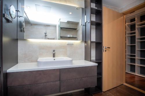 Dream Stay - Stylish Apartment near Old Town with Free Parking - image 7