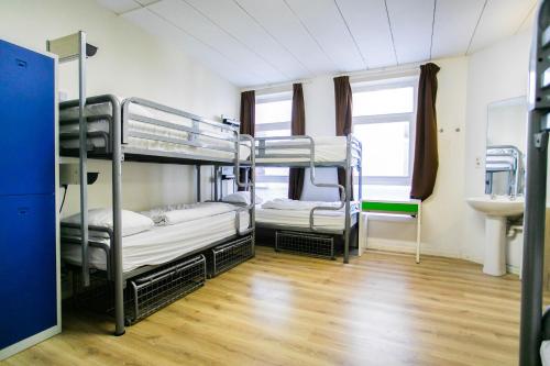 Bed in 8-Bed Mixed Dormitory Room image 6