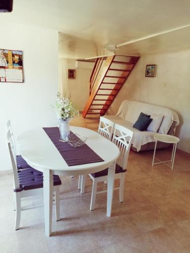 Apartment and Room Surdić (Apartment and Room Surdic) in Valun