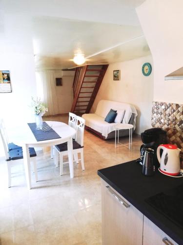Apartment and Room Surdić (Apartment and Room Surdic) in Valun