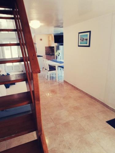 Apartment and Room Surdić (Apartment and Room Surdic) in Valun