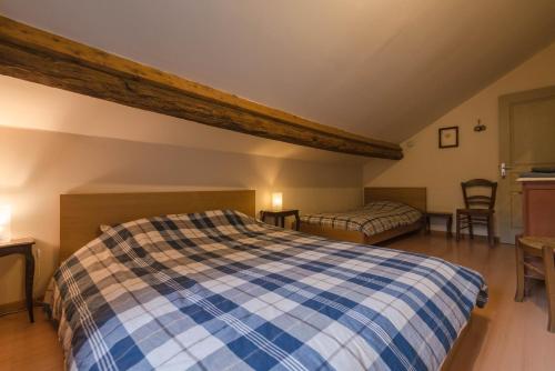 1 queen bed, 1 twin bed