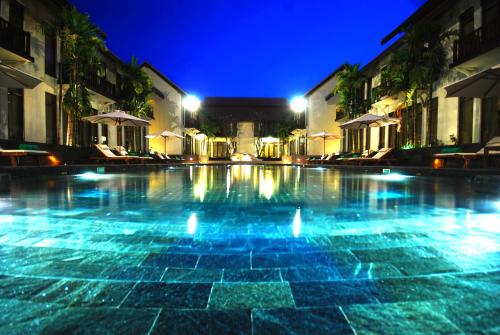 Swimming pool, Anantara Angkor Resort in Kruos