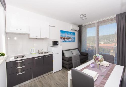 Apartments Ivica - 100m from the sea