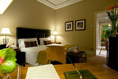 1 queen bed, 1 twin bed