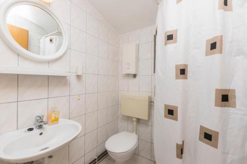 One-Bedroom Apartment image 9