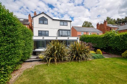 Trent Bridge Family Mansion, With Games Room, Near National Water-sports Centre, , Nottinghamshire