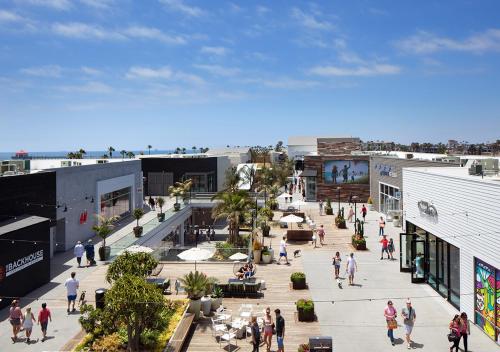 The White House with spa, bikes and steps to the beach and down town main street shops and dining The White House with spa, bikes and steps to the beach and down town main street shops and dining