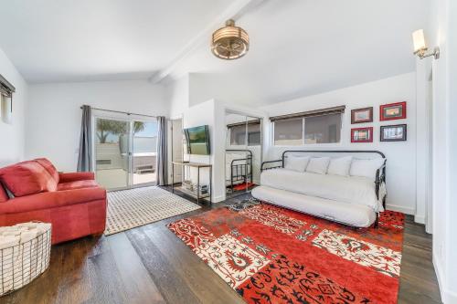 The White House with spa, bikes and steps to the beach and down town main street shops and dining The White House with spa, bikes and steps to the beach and down town main street shops and dining