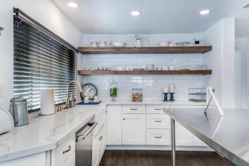 The White House with spa, bikes and steps to the beach and down town main street shops and dining The White House with spa, bikes and steps to the beach and down town main street shops and dining