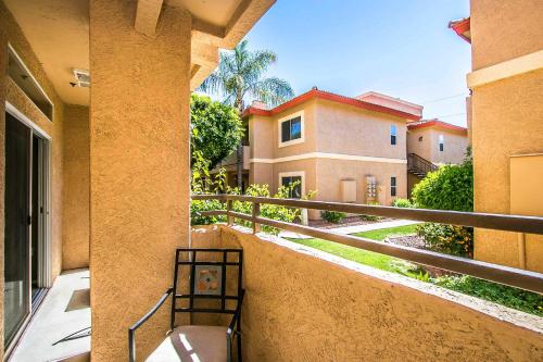 Balcony/terrace, Resort Community: Three Heated 24/7/365 Pools; ½ mile walk to N. Mtn. Preserve! near Different Pointe of View at Pointe Hilton Tapatio Cliffs Resort