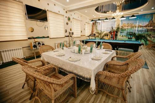 Swimming pool, Hotel KARAVAN in Urgench