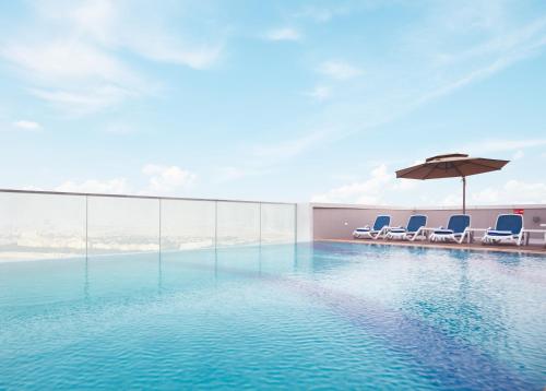Swimming pool, Treppan Hotel & Suites by Fakhruddin in Dubai Sports City
