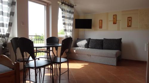 2 twin beds, 1 sofa bed