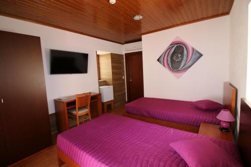 2 twin beds