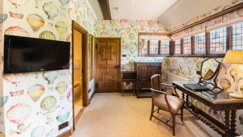 Hever Castle Luxury Bed and Breakfast Room Type - Standard Twin Room - Astor Wing