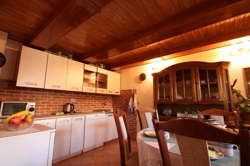  HOLIDAY HOME VILLA SYNACZ in Otočac