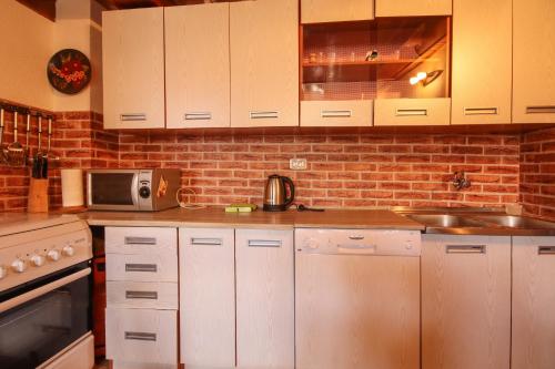  HOLIDAY HOME VILLA SYNACZ in Otočac