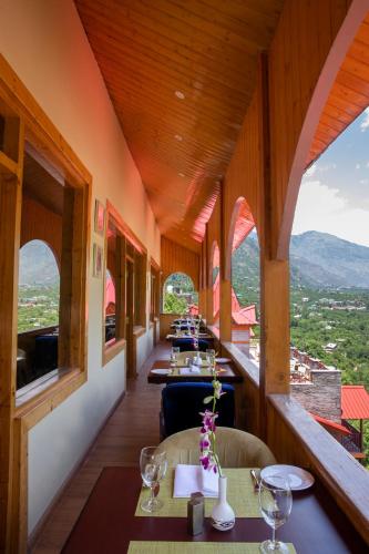 Étterem, Regenta Inn by Riverside Manali in Bandrol