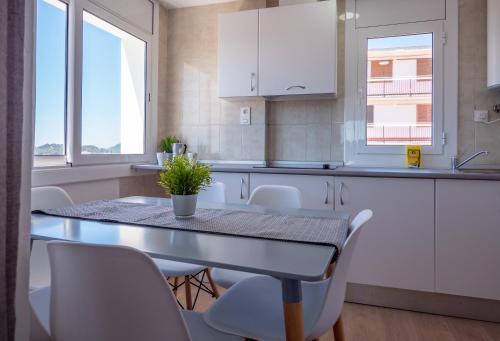 2 bedrooms, 4 beds