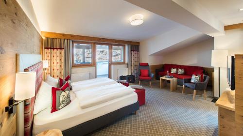 1 queen bed, 2 sofa beds