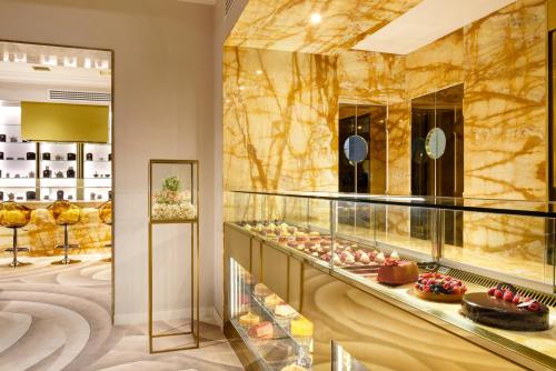 Food and beverages, The First Dolce in Spagna