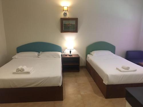 1 queen bed, 1 twin bed