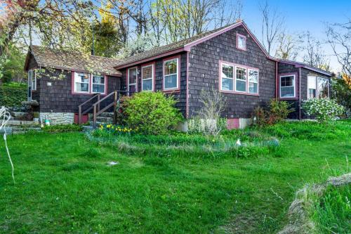 Rustic Rockport Cottage - image 3