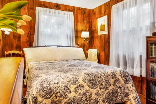 Rustic Rockport Cottage - image 5