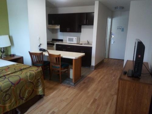 Host Inn and Suites - image 2