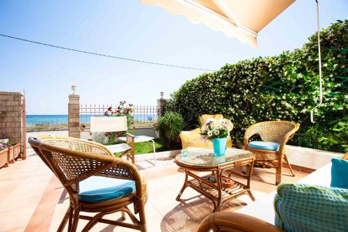 F & B Summer Collection - Mouries - Seafront gîte à louer Galátista