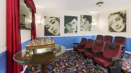 Mickeys Maingate Mansion - image 8