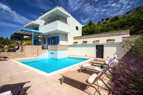  Villa Allegra with 32msq heated pool, 300m far from sandy beaches, open sea view, Unterkunft in Omiš